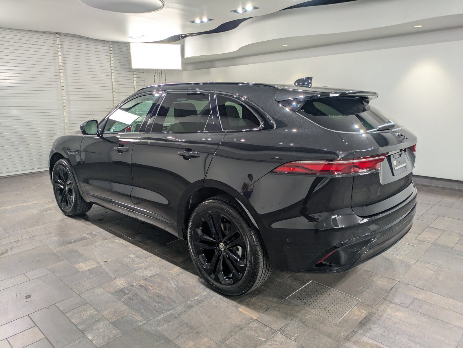 New 2026 Jaguar F-PACE R-Dynamic S image 4