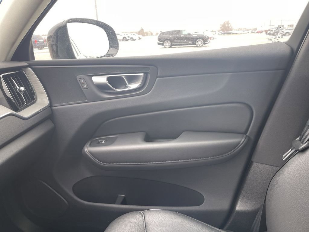 Used 2025 Volvo XC60 B5 Plus image 32