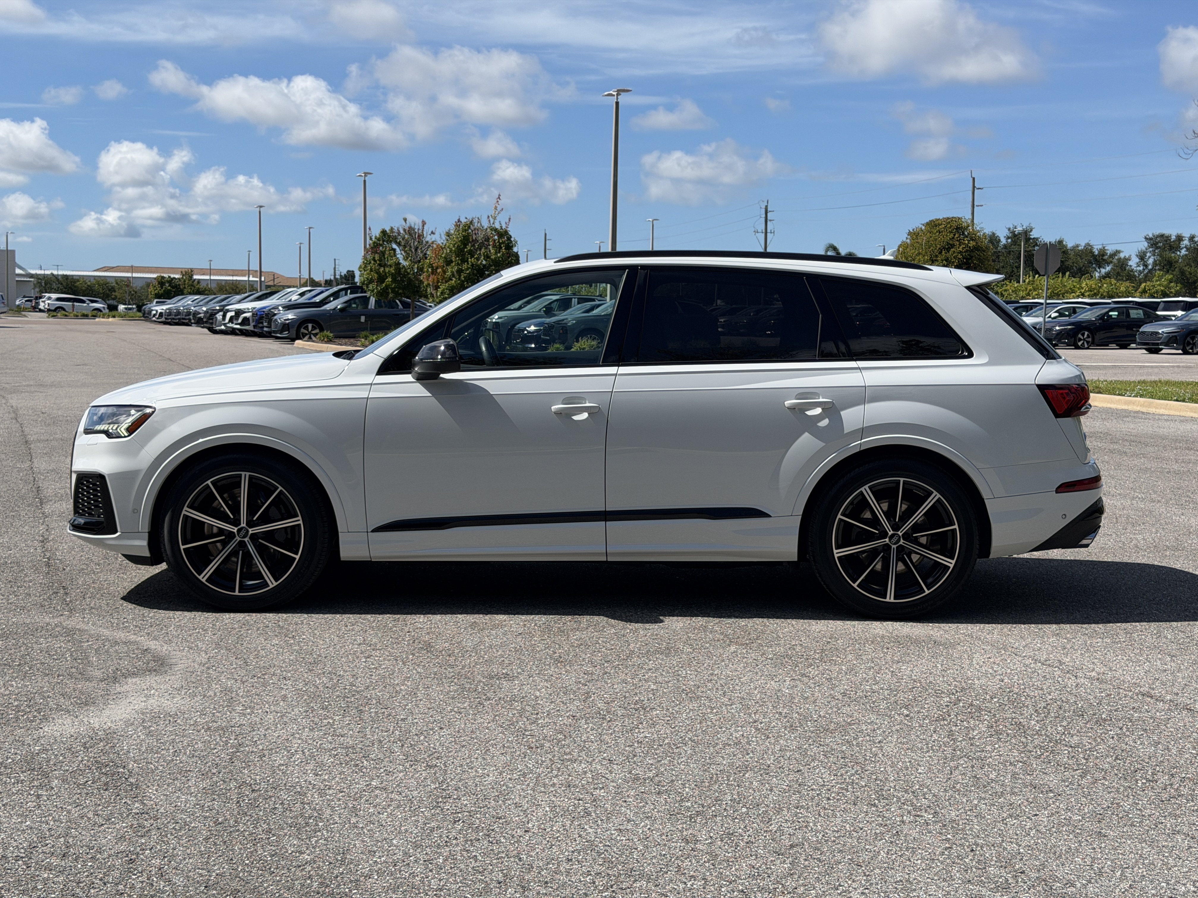 Used 2021 Audi SQ7 Prestige AWD/4WD image 4