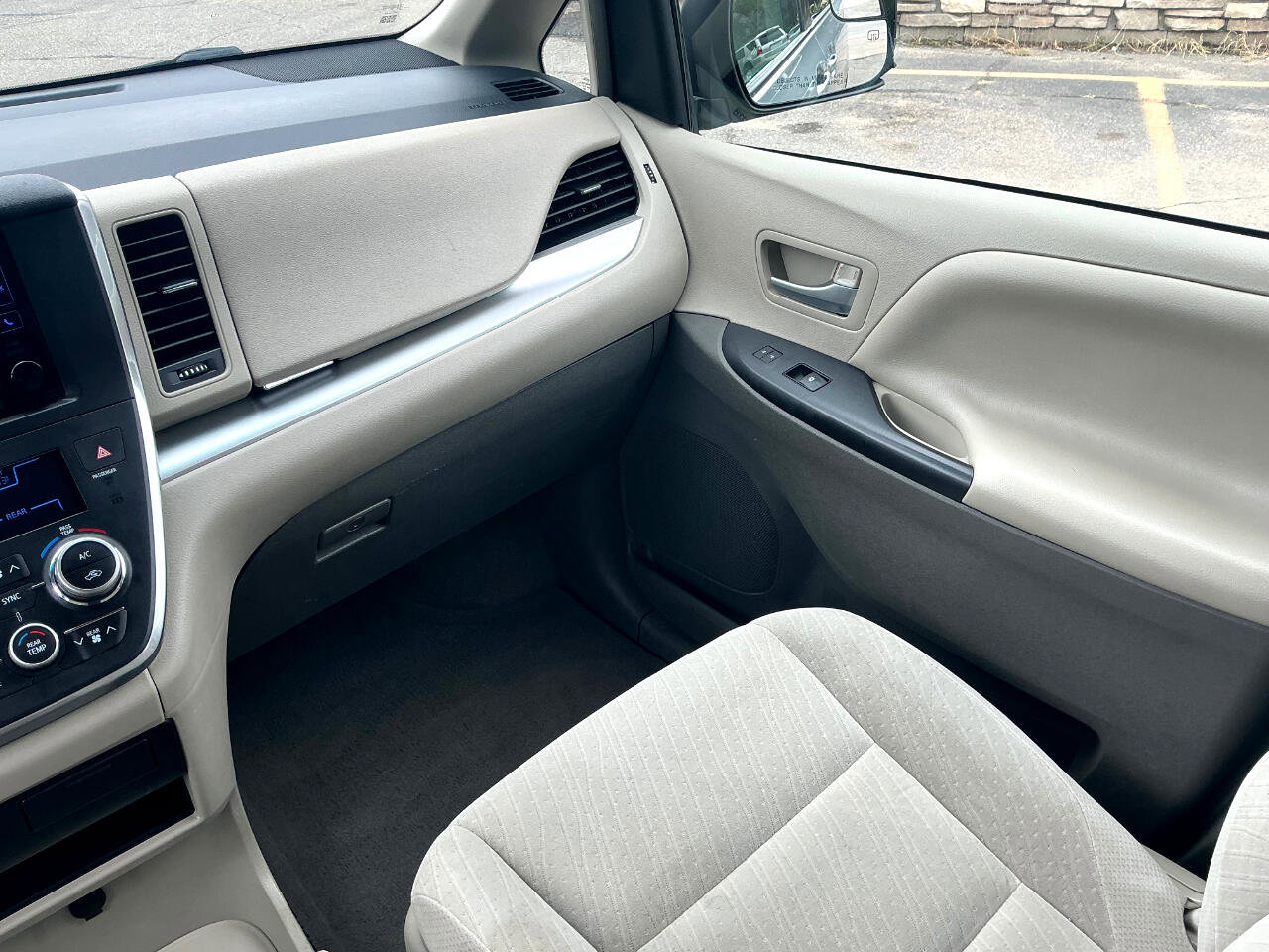 Used 2017 Toyota Sienna LE image 19
