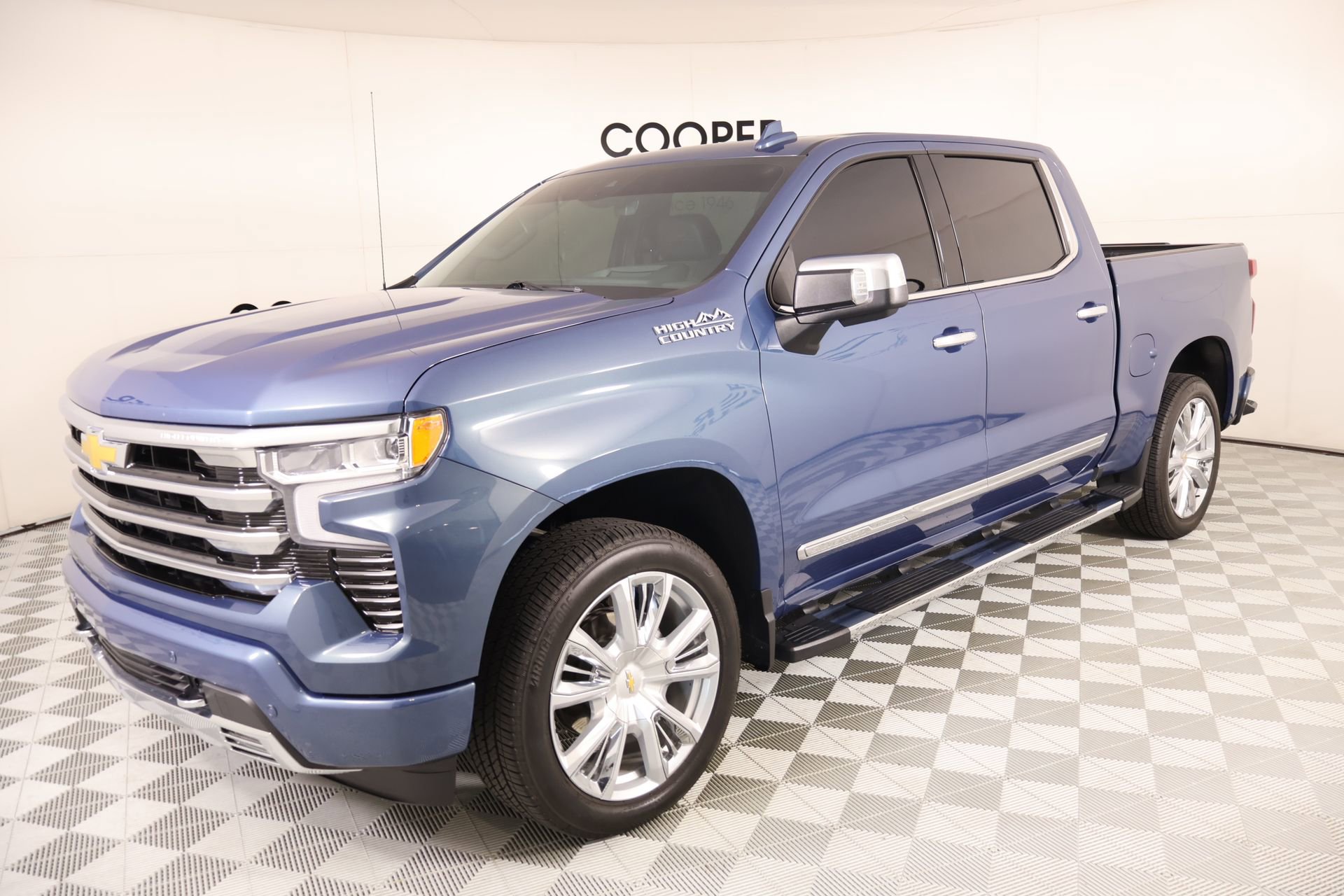 Used 2024 Chevrolet Silverado 1500 High Country w/ High Country Premium Package AWD/4WD image 11