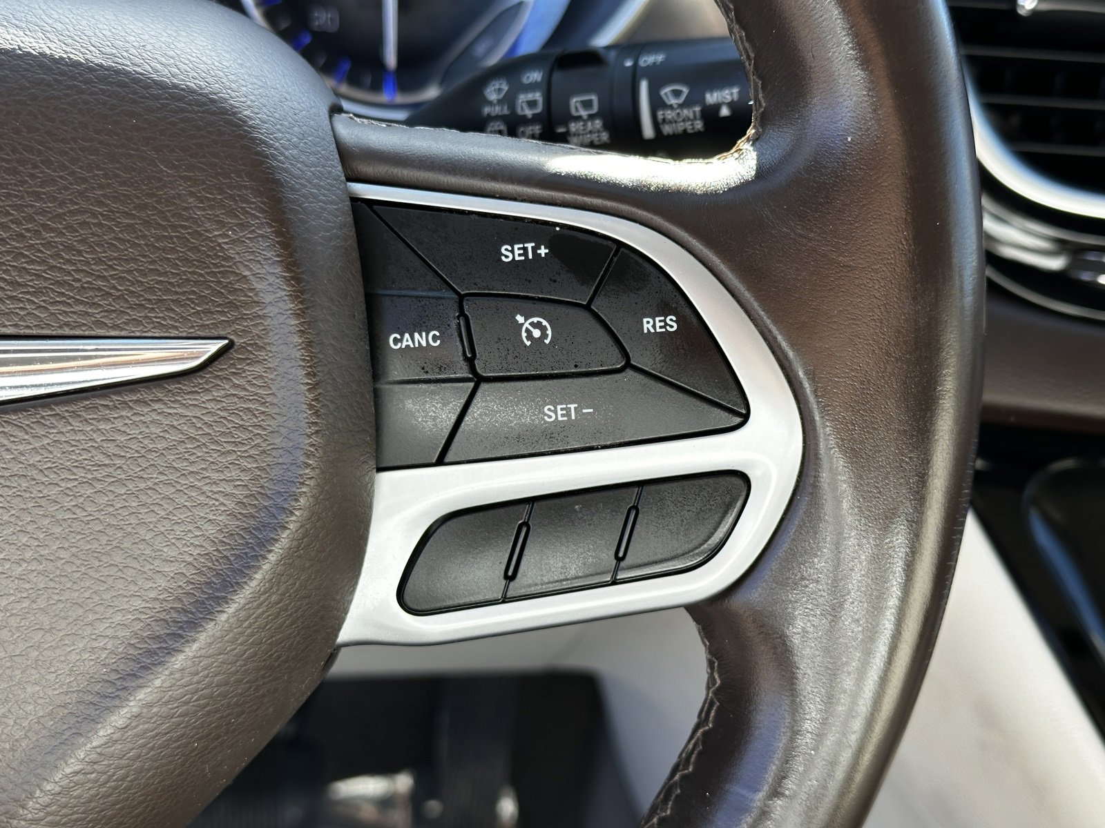 Used 2018 Chrysler Pacifica Touring-L image 27