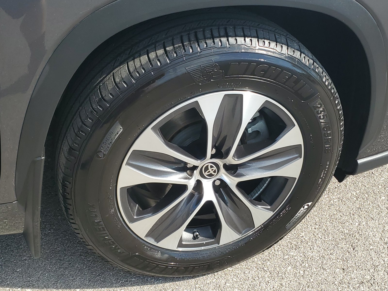 Certified 2022 Toyota Highlander XLE AWD/4WD image 6