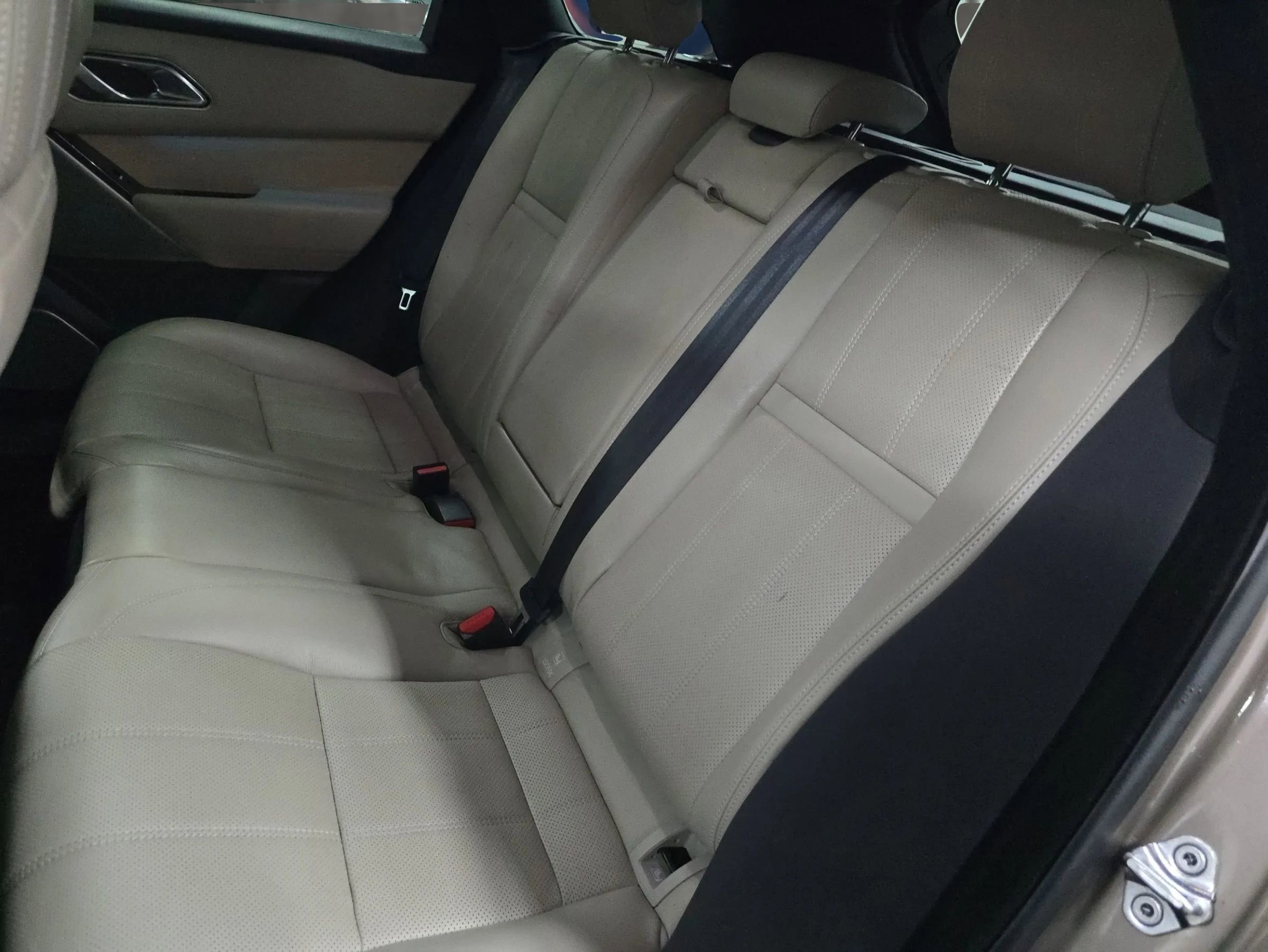 Used 2018 Land Rover Range Rover Velar R-Dynamic SE image 36