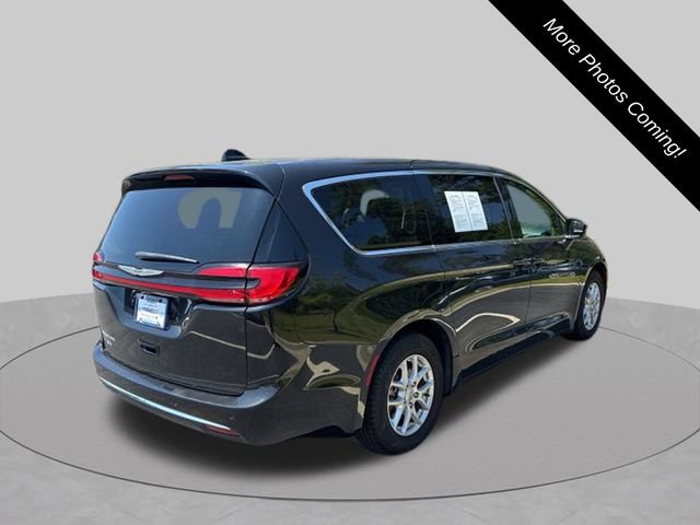 Used 2023 Chrysler Pacifica Touring-L FWD image 4
