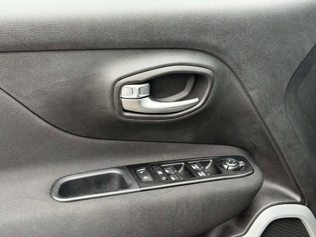 Used 2020 Jeep Renegade Latitude w/ Cold Weather Group image 16