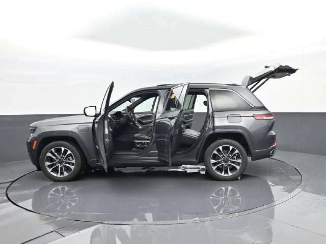 Used 2022 Jeep Grand Cherokee Overland w/ Luxury Tech Group IV AWD/4WD image 34