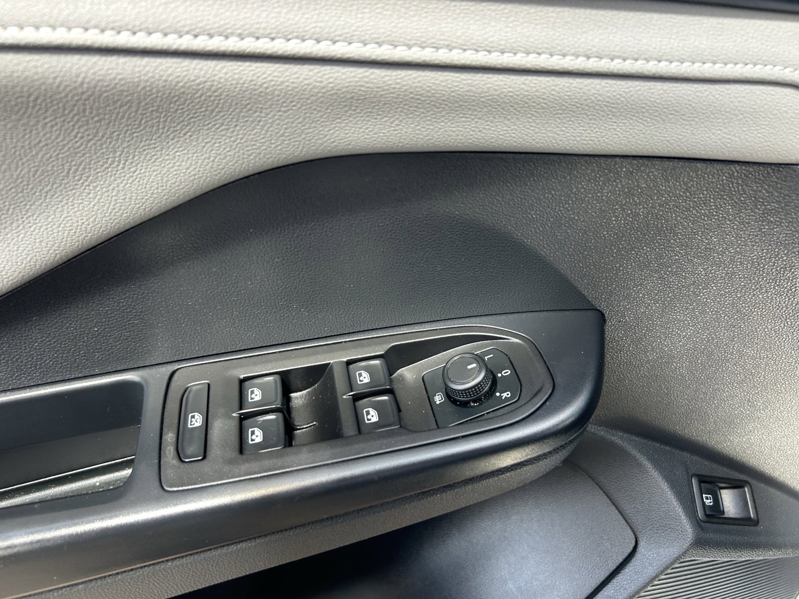Used 2024 Volkswagen Taos SE image 29