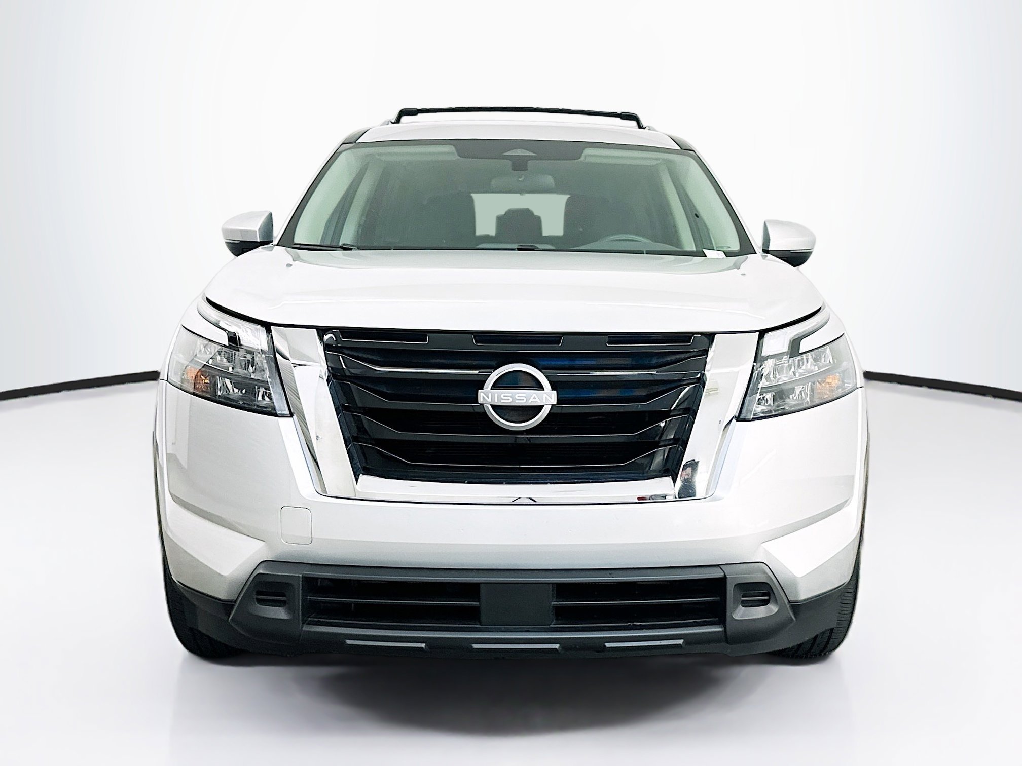 Used 2024 Nissan Pathfinder SV image 2