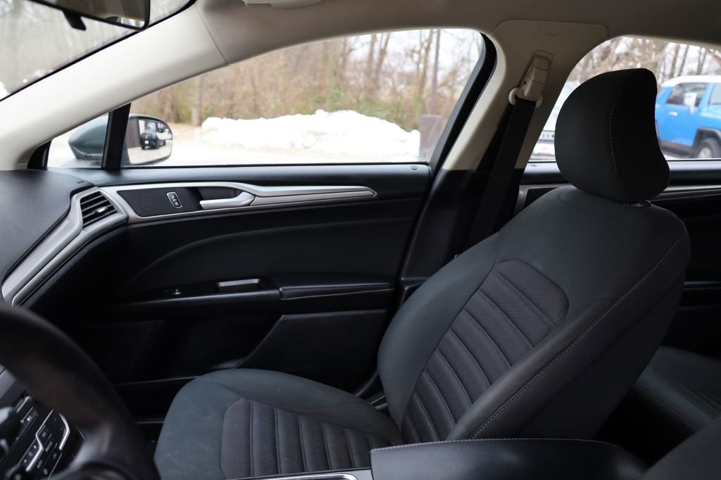 Used 2017 Ford Fusion SE w/ Fusion SE Technology Package image 14