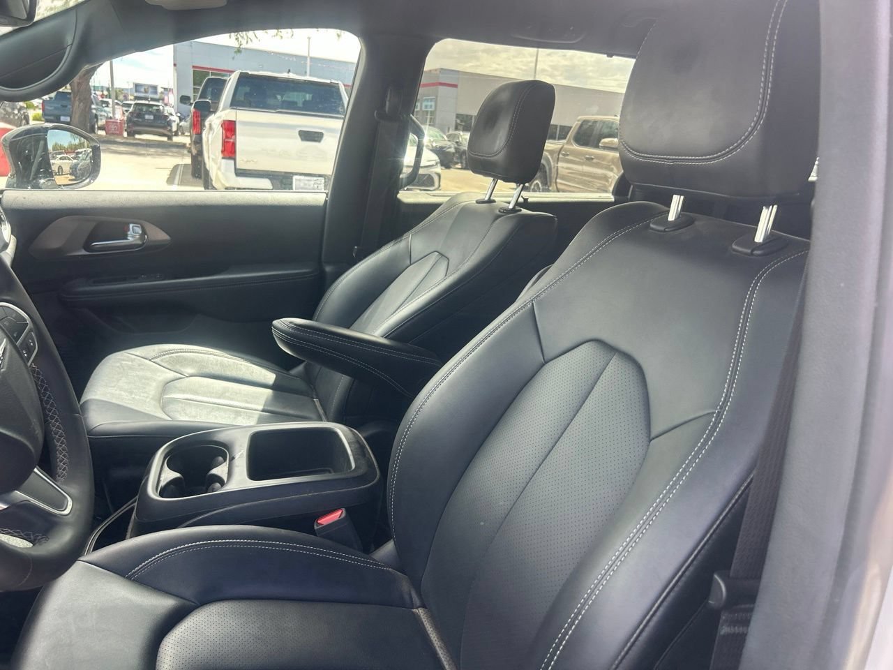 Used 2025 Chrysler Pacifica Select FWD image 6