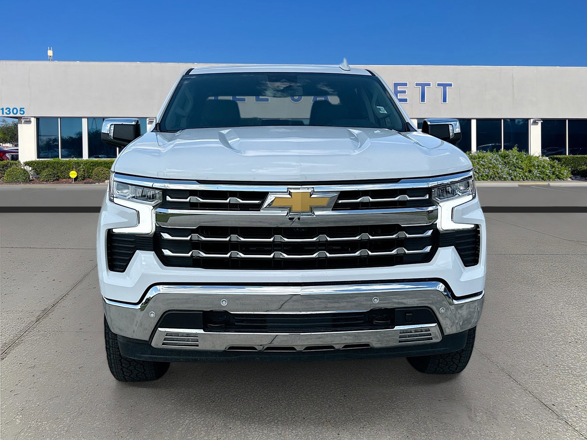 Used 2025 Chevrolet Silverado 1500 LTZ image 2
