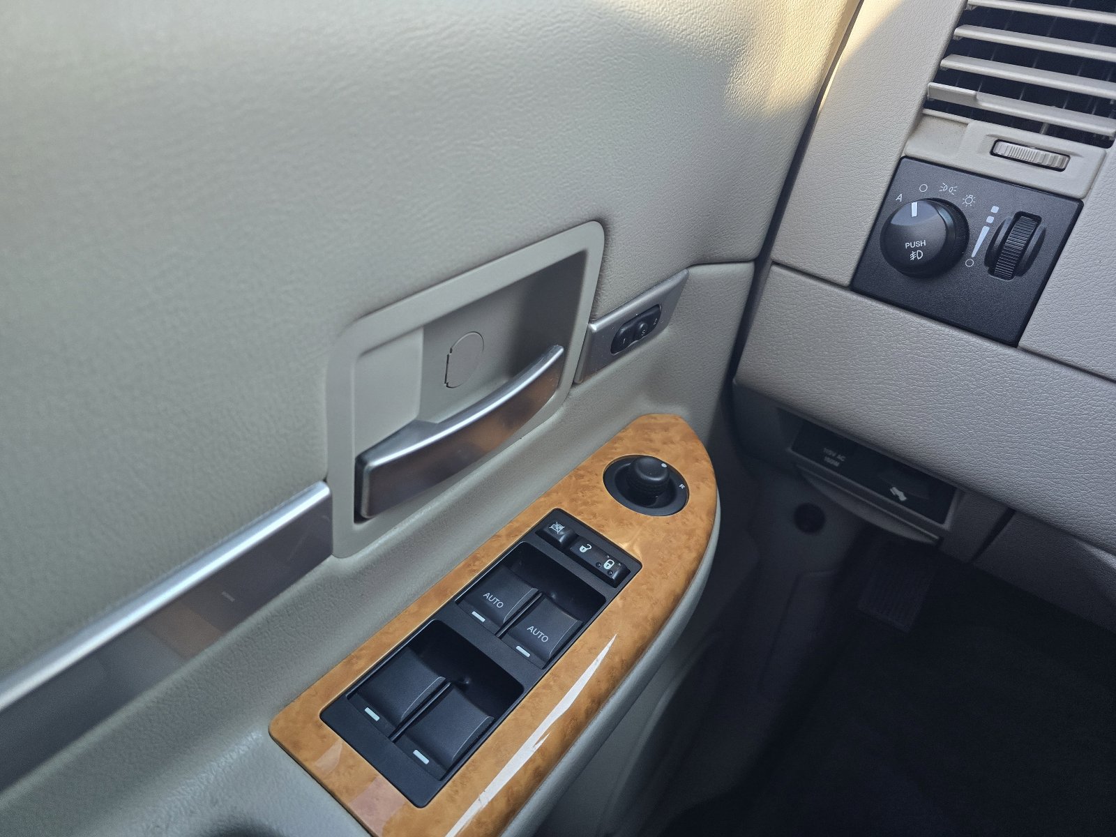 Used 2008 Chrysler Aspen Limited image 12