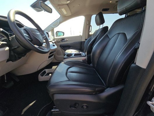 Used 2023 Chrysler Pacifica Touring-L image 7