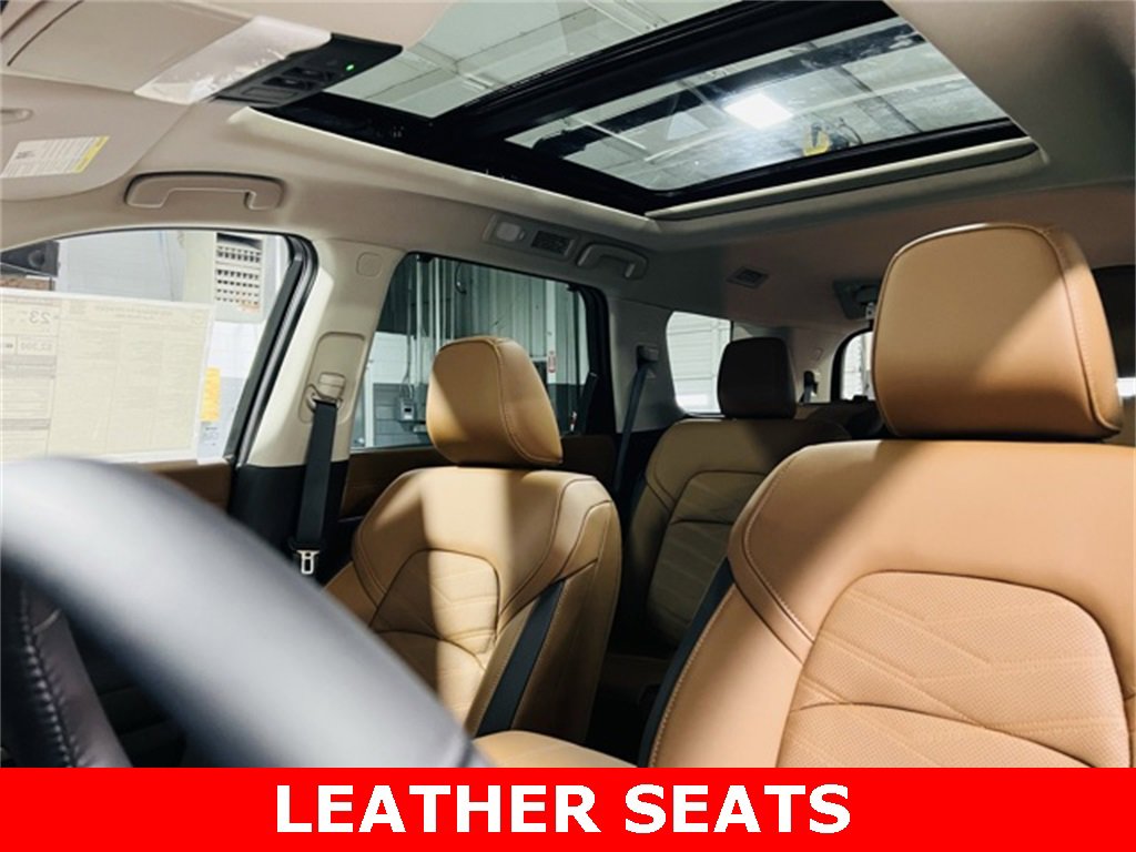 New 2025 Nissan Pathfinder Platinum image 3