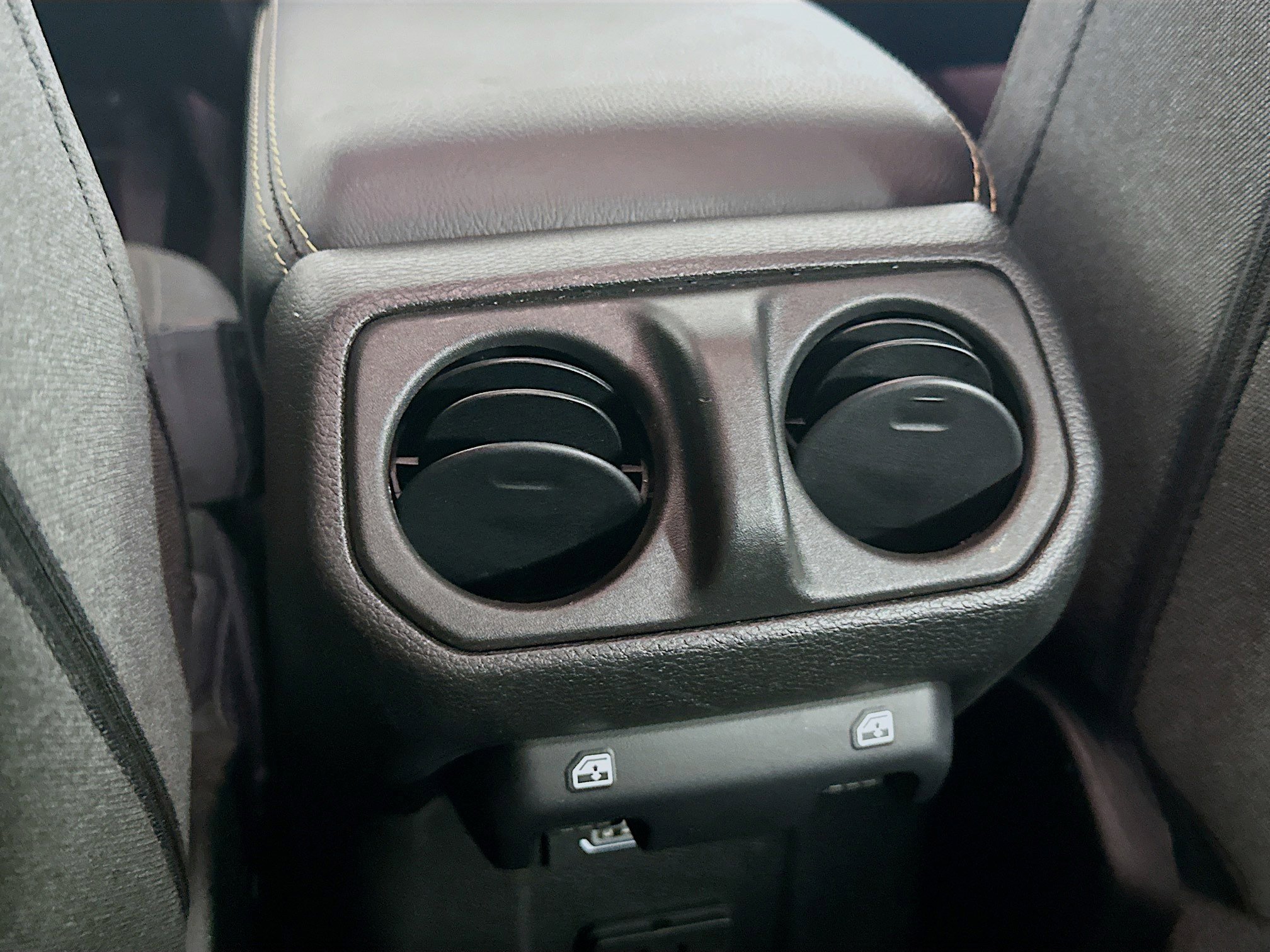 Used 2025 Jeep Wrangler Sahara AWD/4WD image 25