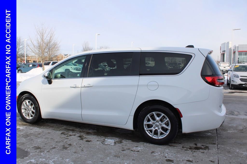 Used 2023 Chrysler Pacifica Touring-L image 4