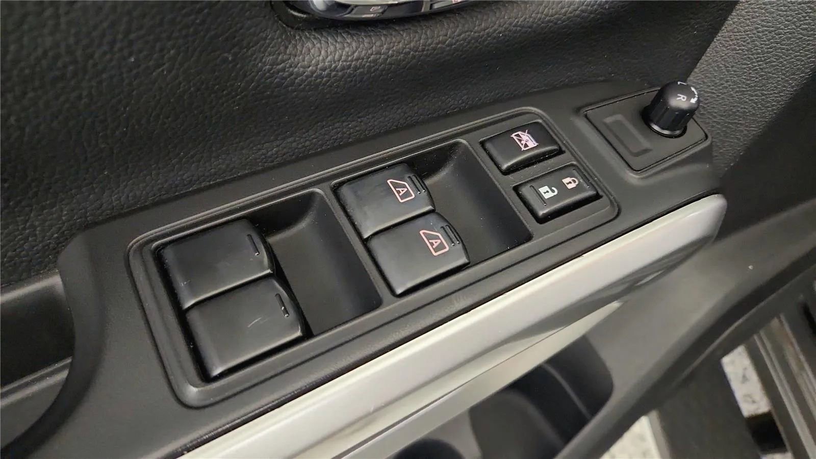 Used 2017 Nissan Titan SV AWD/4WD image 31