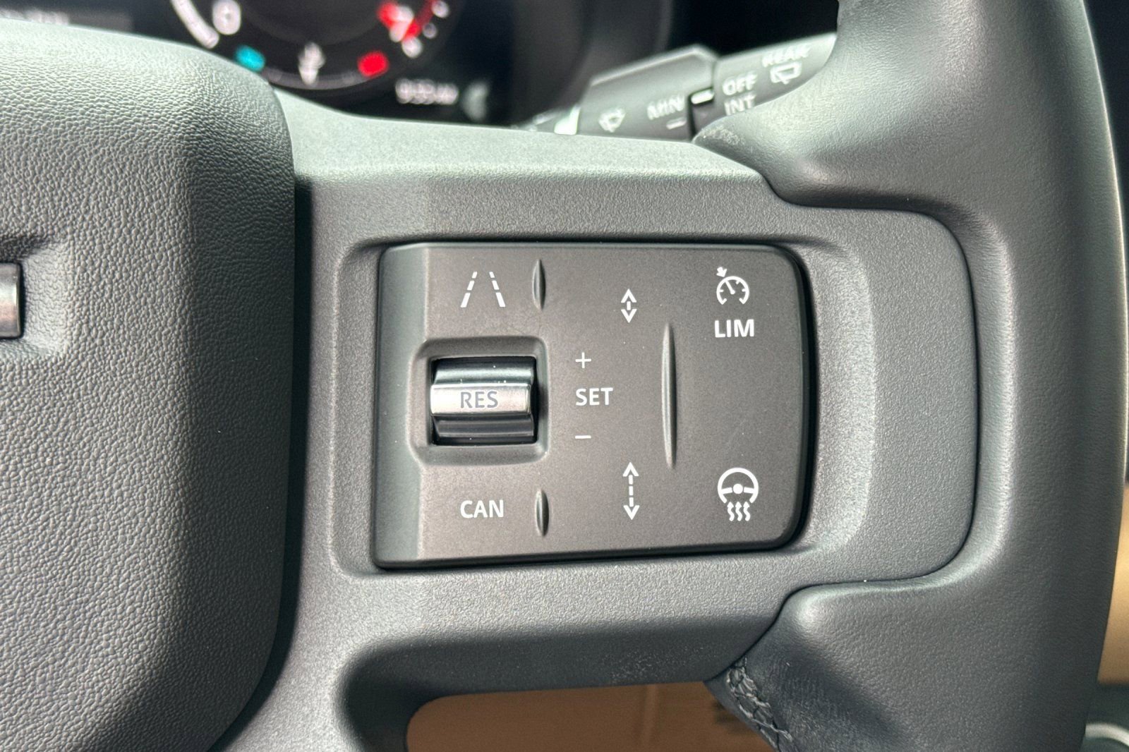 Used 2025 Land Rover Defender 110 X-Dynamic SE image 28