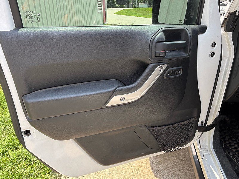 Used 2012 Jeep Wrangler Rubicon AWD/4WD image 9
