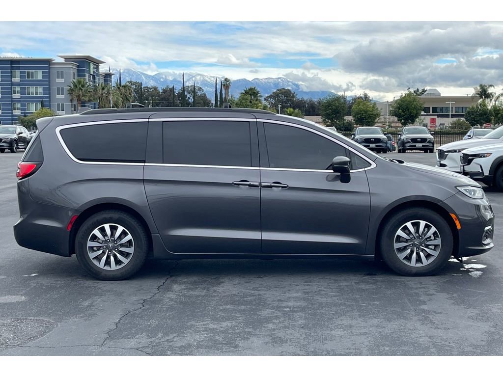 Used 2021 Chrysler Pacifica Touring w/ Uconnect Theater Family Group image 7