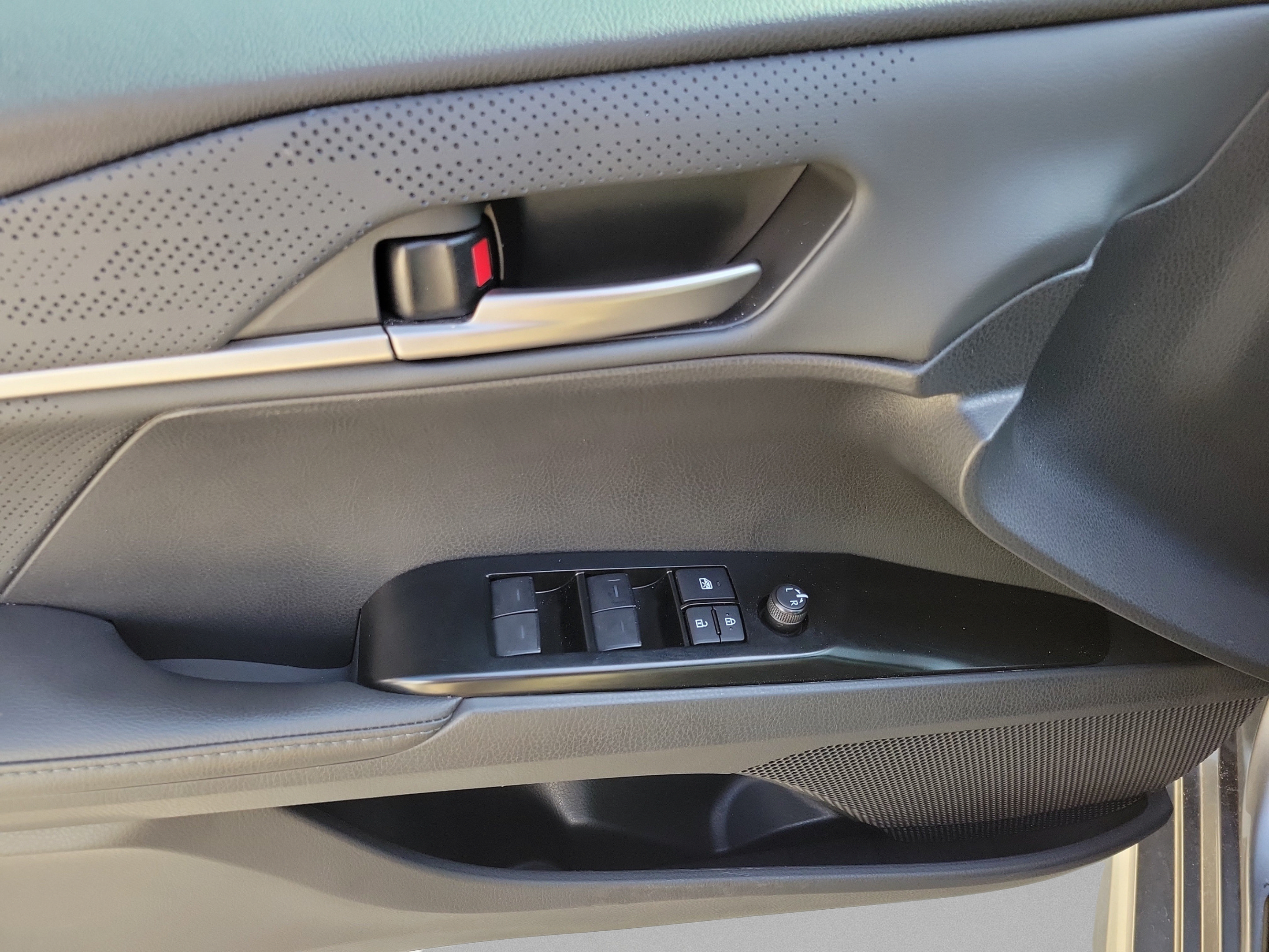 Used 2025 Toyota Camry XSE FWD image 7