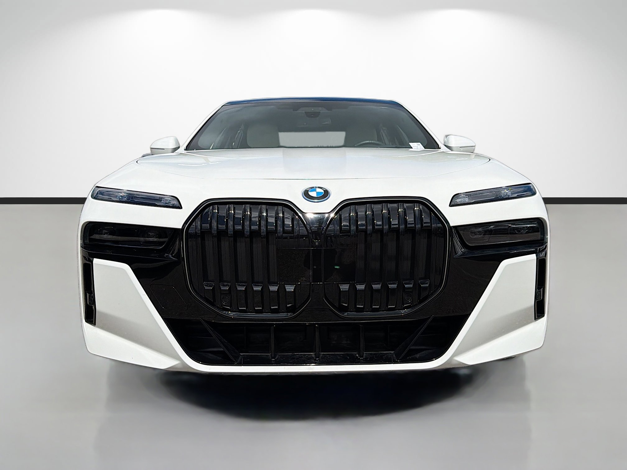 Used 2025 BMW 750e xDrive w/ Executive Package image 8