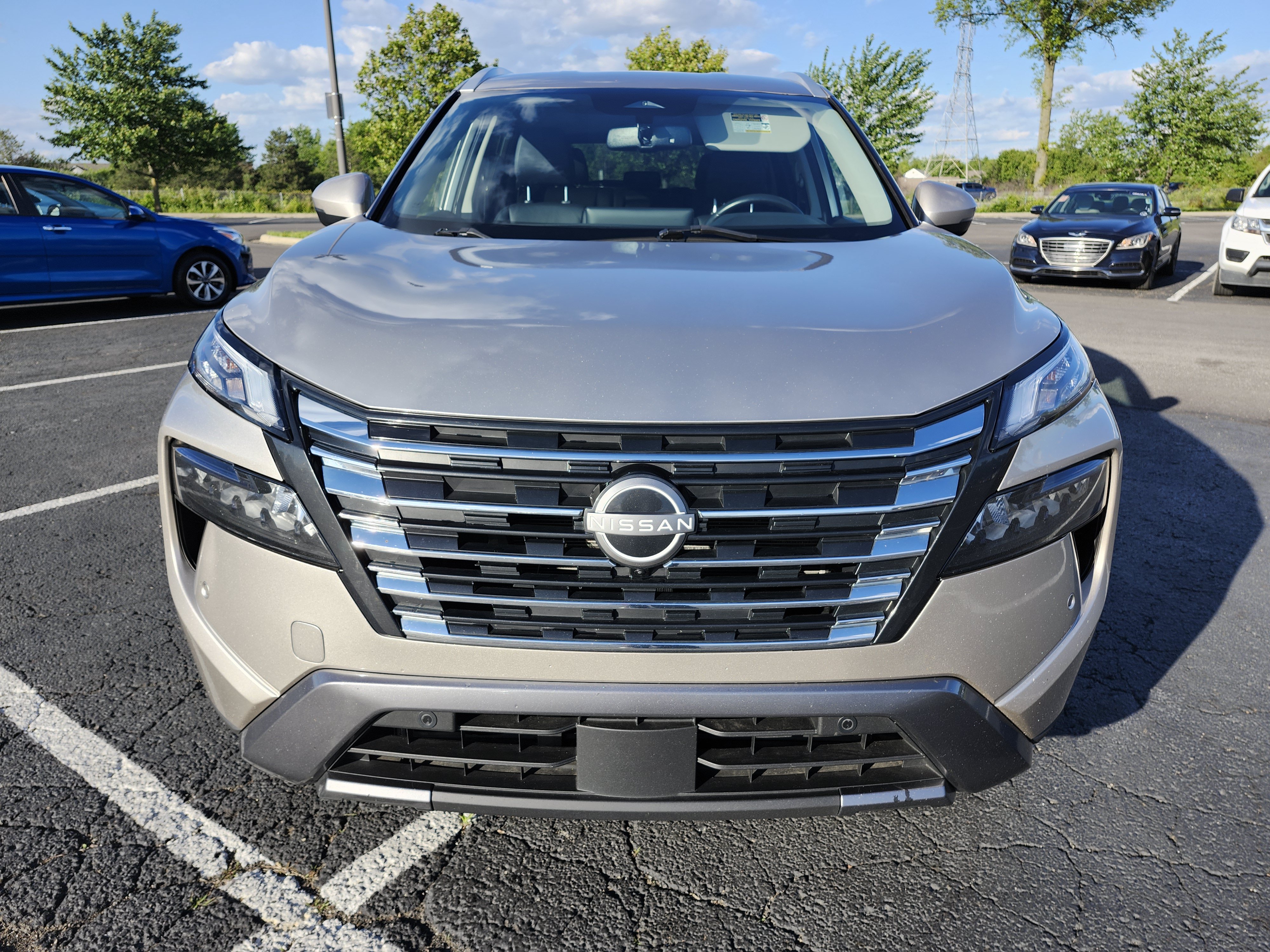 Used 2024 Nissan Rogue SL AWD/4WD image 5