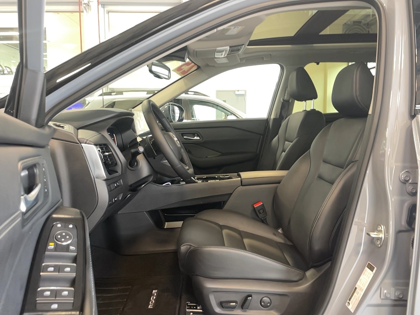 Used 2025 Nissan Rogue SL w/ Tech Package AWD/4WD image 6