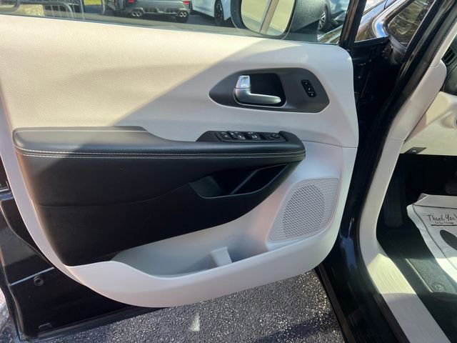 Used 2023 Chrysler Pacifica Touring-L image 16