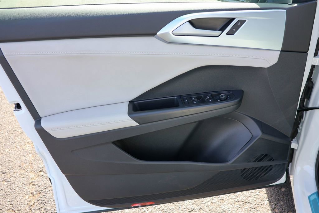 New 2025 Volkswagen Taos SE image 33