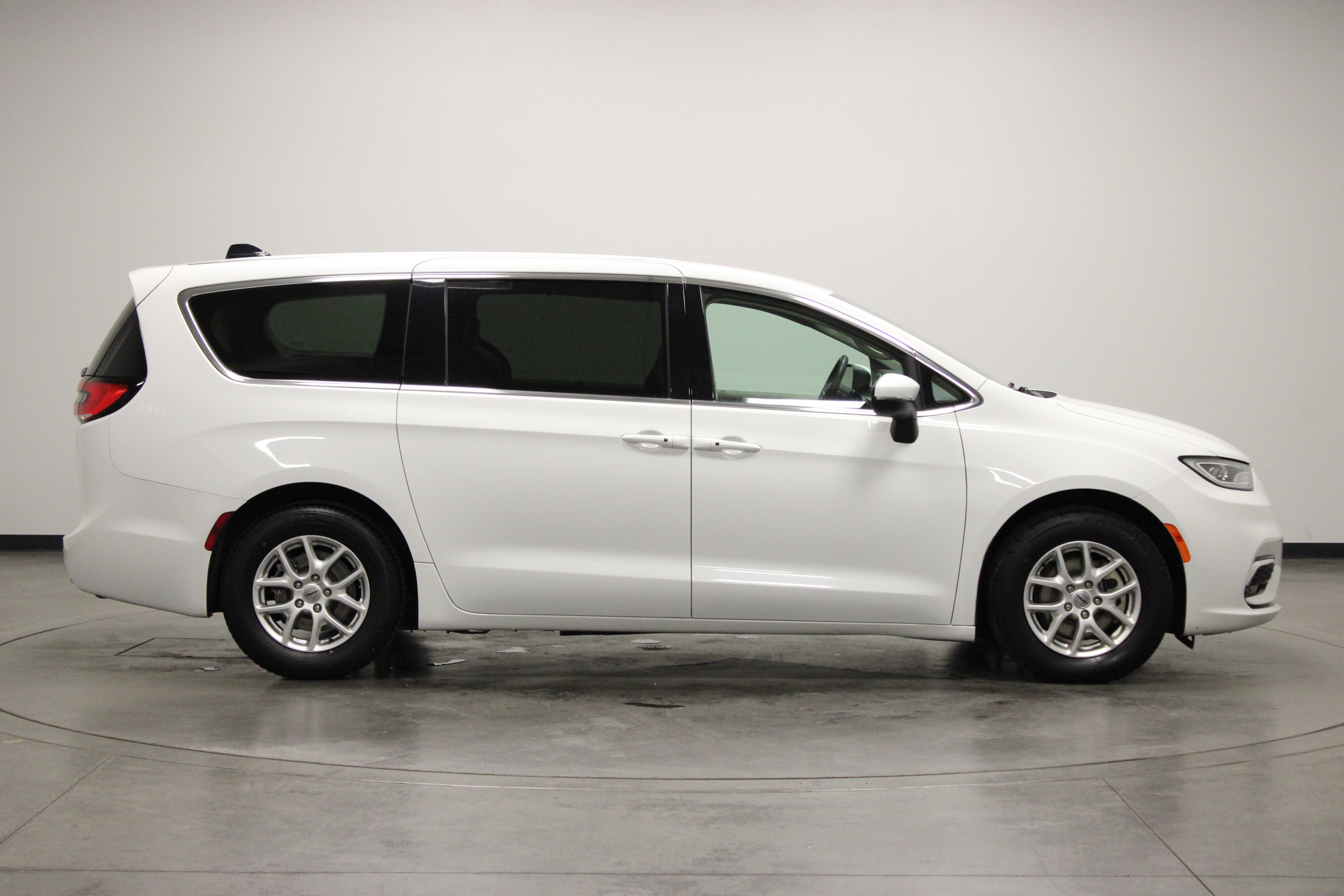 Used 2023 Chrysler Pacifica Touring-L FWD image 9
