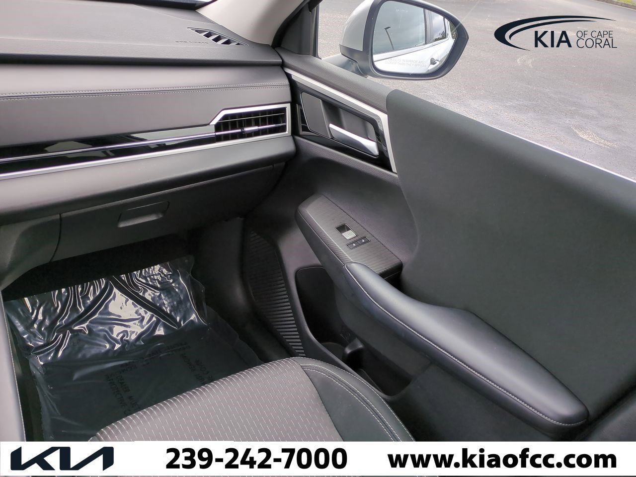 Used 2024 Mitsubishi Outlander ES image 16