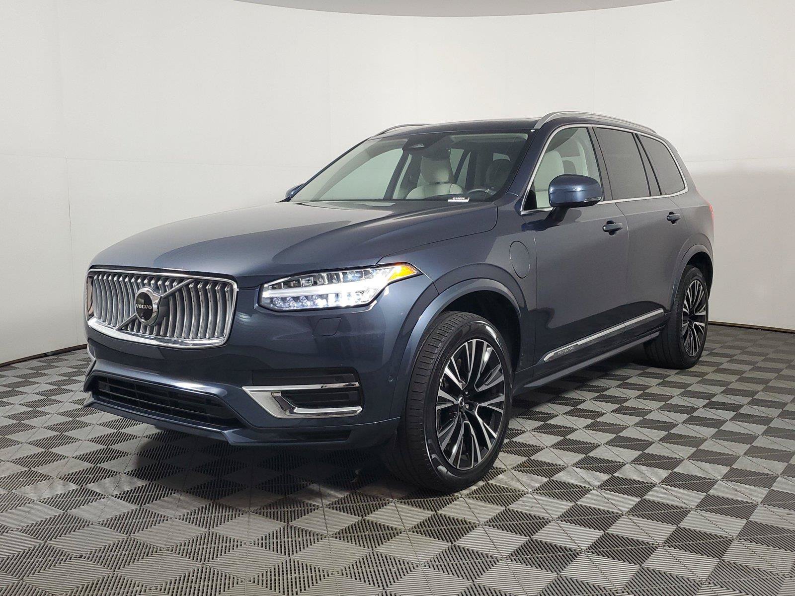 Used 2024 Volvo XC90 T8 Plus AWD/4WD image 3