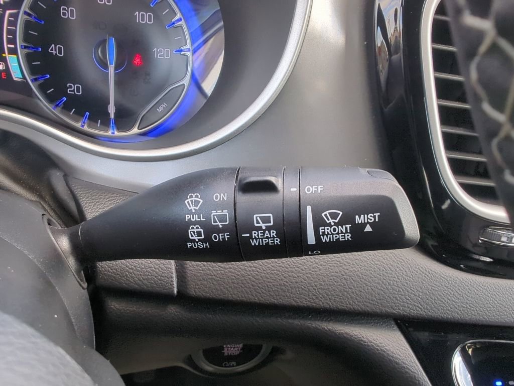 Used 2025 Chrysler Pacifica Select image 37