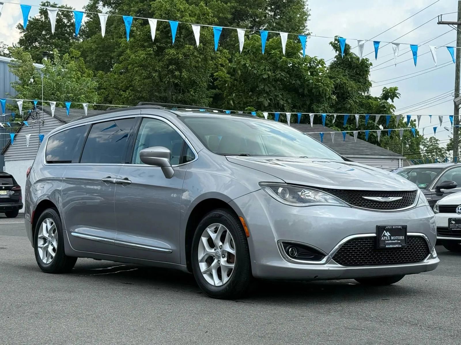 Used 2017 Chrysler Pacifica Touring-L w/ Tire & Wheel Group image 3