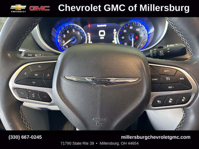 Used 2023 Chrysler Pacifica Touring-L FWD image 17