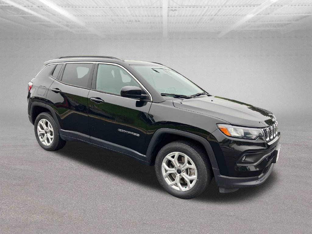 Used 2025 Jeep Compass Latitude w/ Sun & Sound Group AWD/4WD image 9