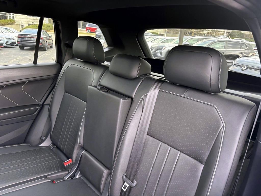 Used 2023 Volkswagen Tiguan SE R-Line image 26
