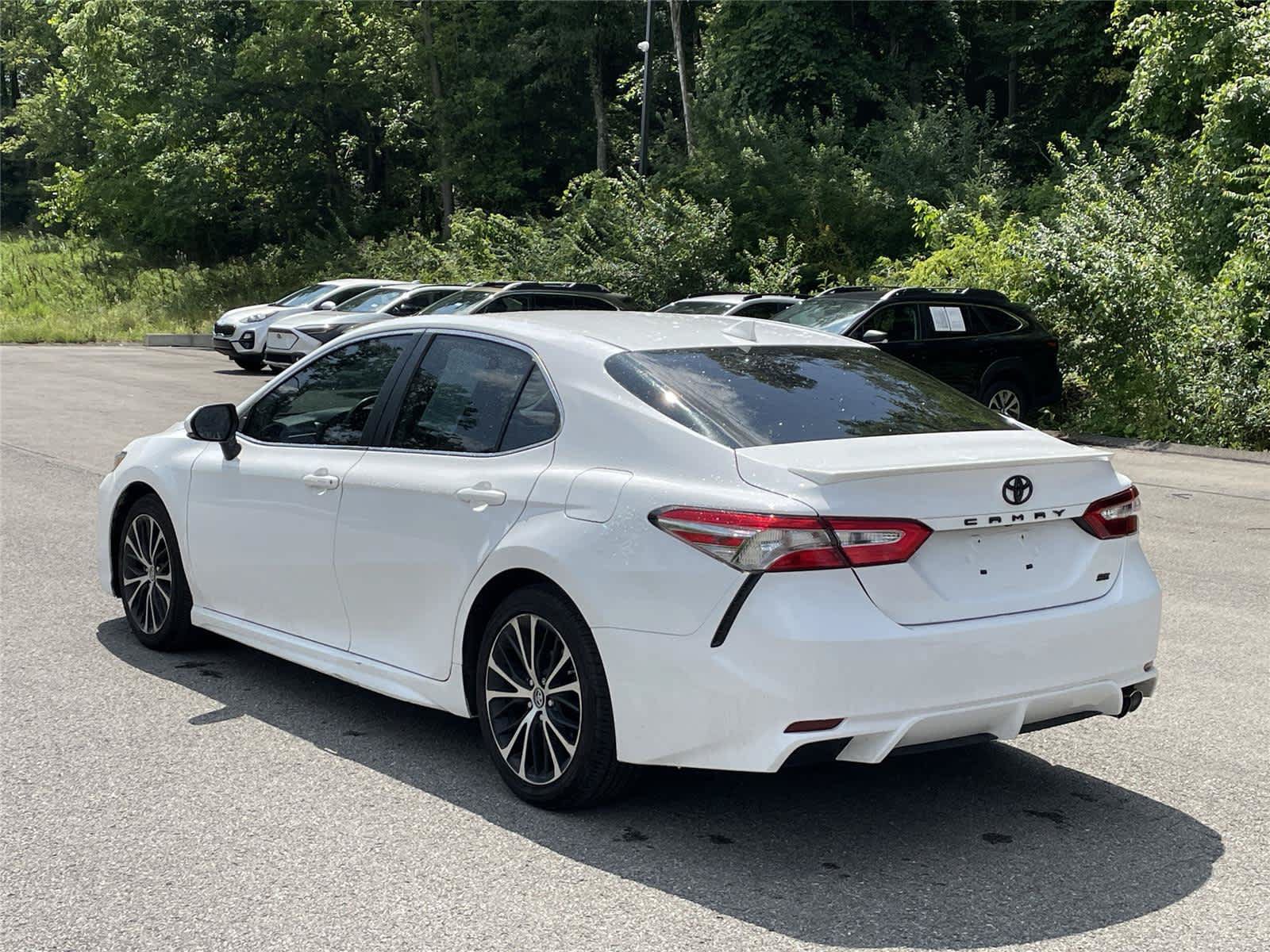 Used 2019 Toyota Camry SE w/ Convenience Package FWD image 3