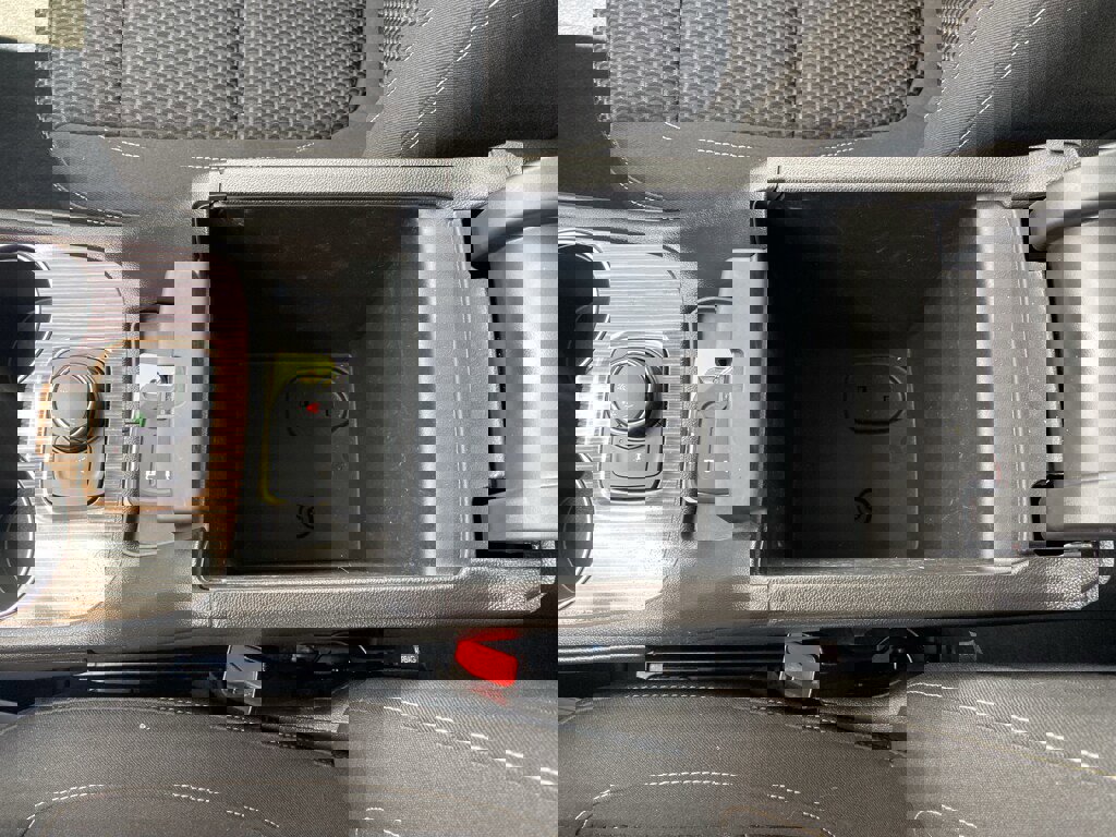 Used 2023 GMC Acadia SLE image 31