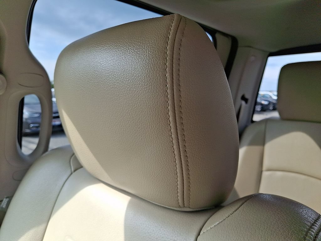Used 2017 RAM 1500 Laramie AWD/4WD image 18