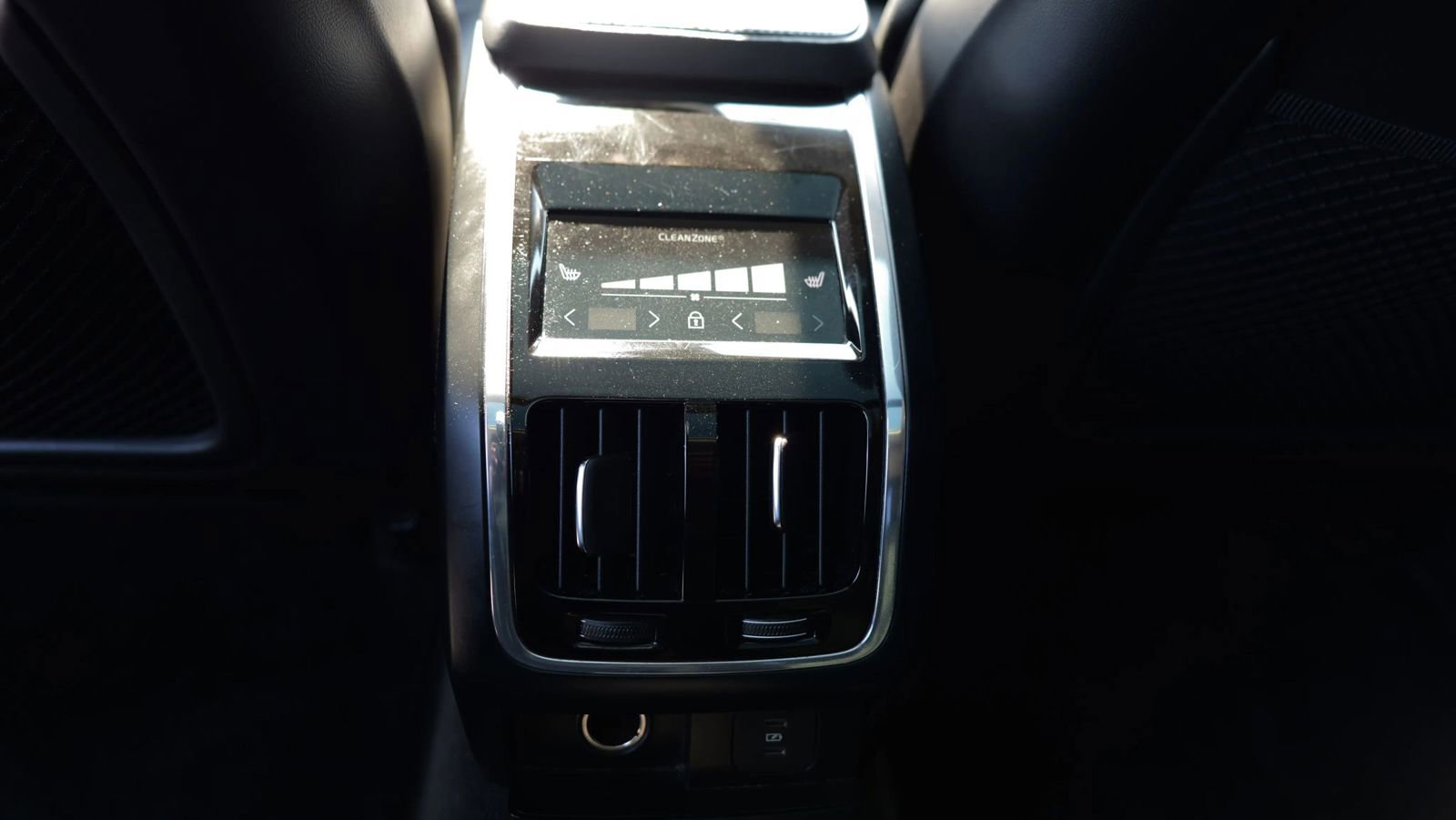 Used 2023 Volvo S90 B6 Plus image 28