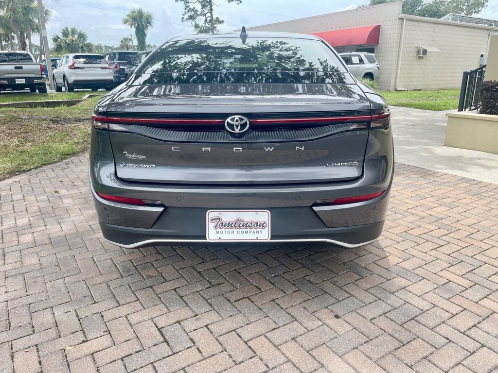 Used 2024 Toyota Crown image 4