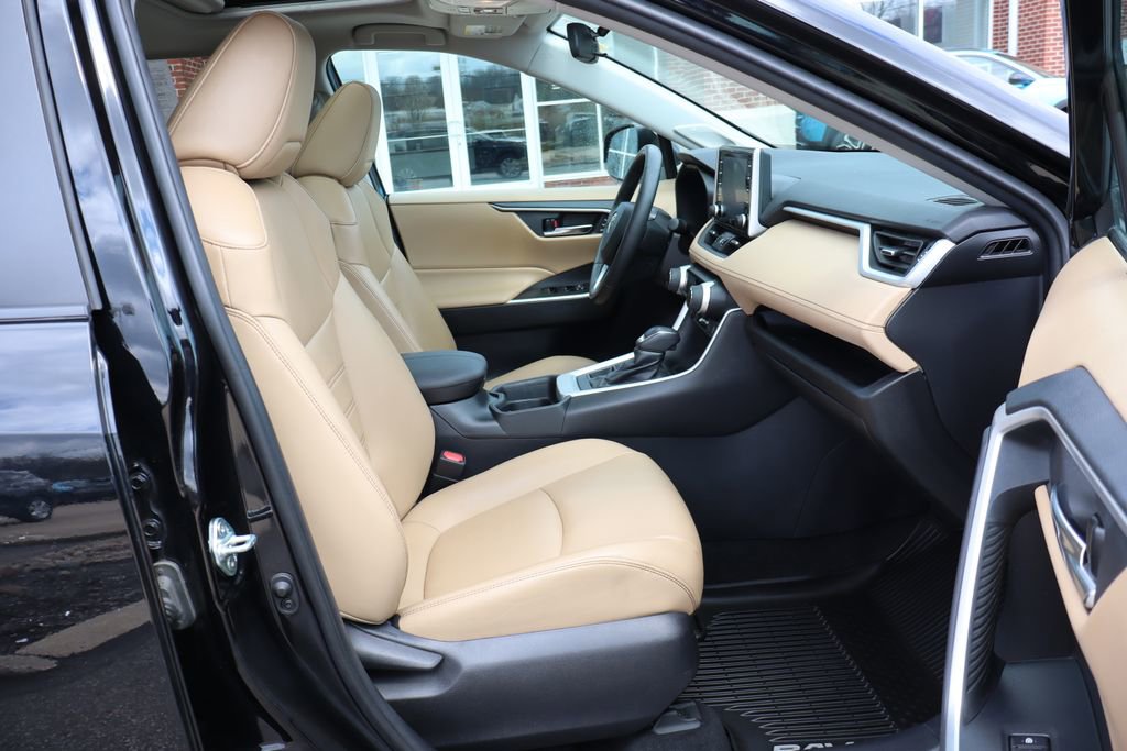 Used 2020 Toyota RAV4 XLE Premium image 45