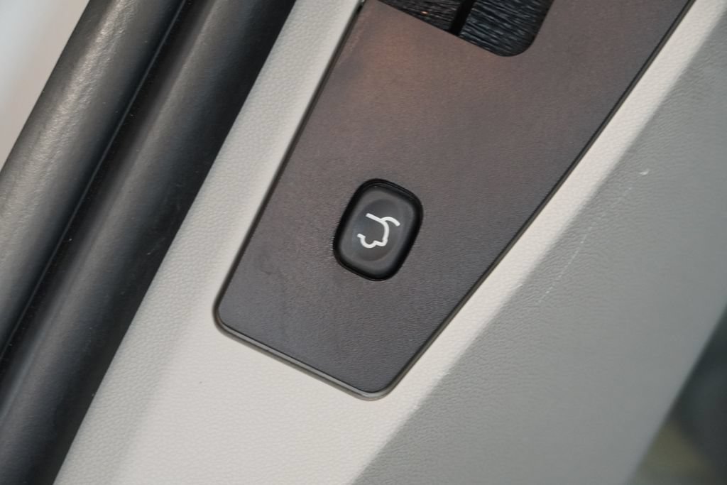 Used 2014 Chrysler Town & Country Touring-L FWD image 12