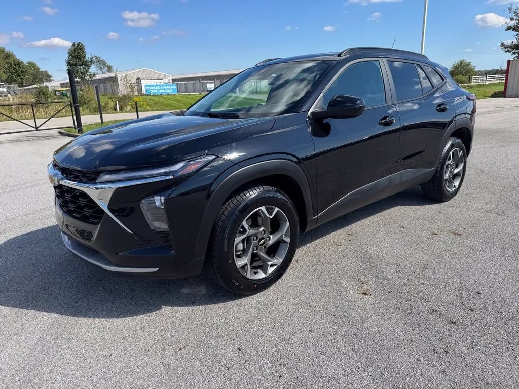 Used 2025 Chevrolet Trax LT FWD image 3