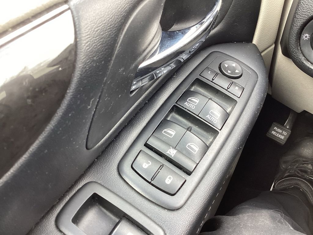 Used 2019 Dodge Grand Caravan SE w/ UConnect Hands-Free Group image 36