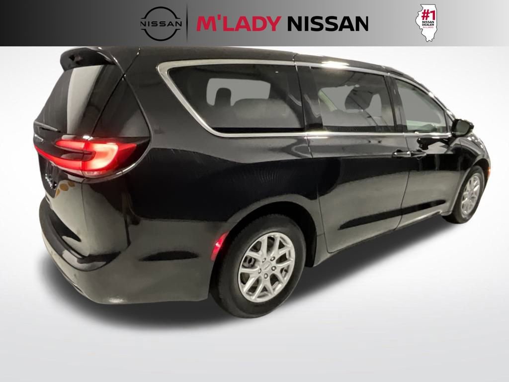 Used 2024 Chrysler Pacifica Touring-L image 7