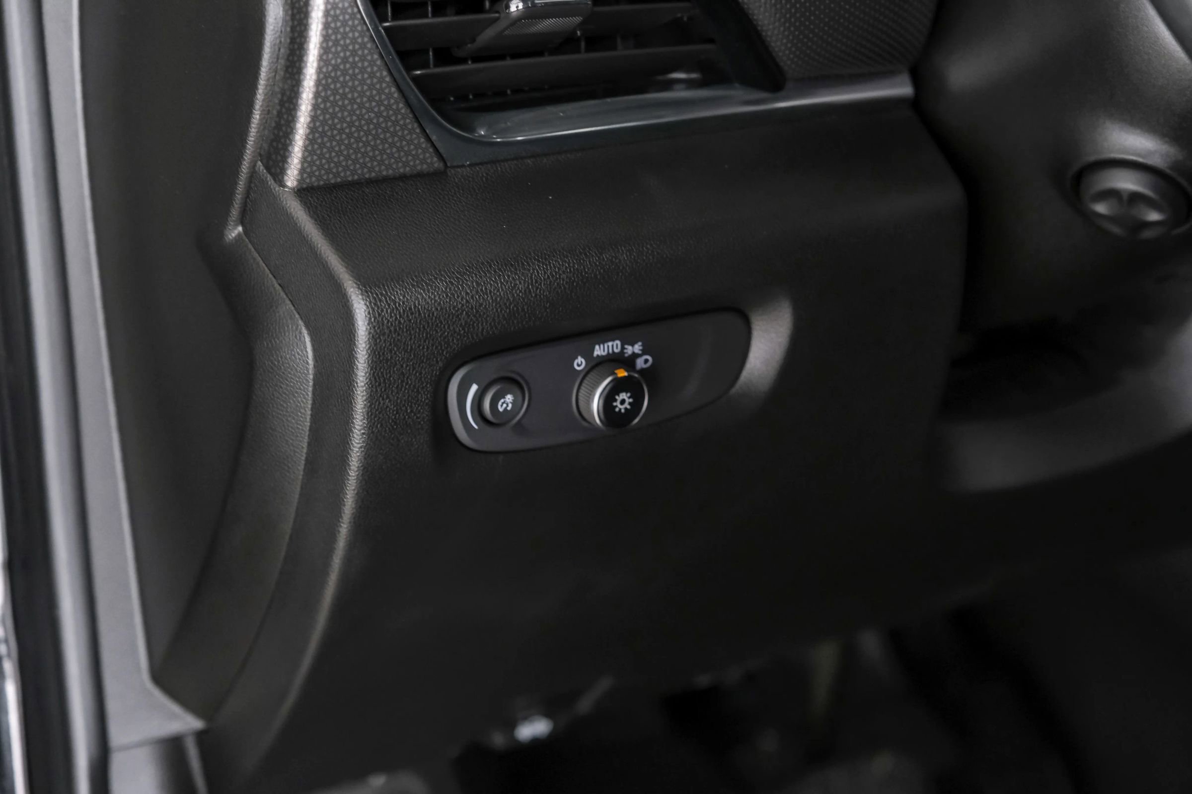 Used 2022 Chevrolet Traverse Premier w/ Redline Edition FWD image 35